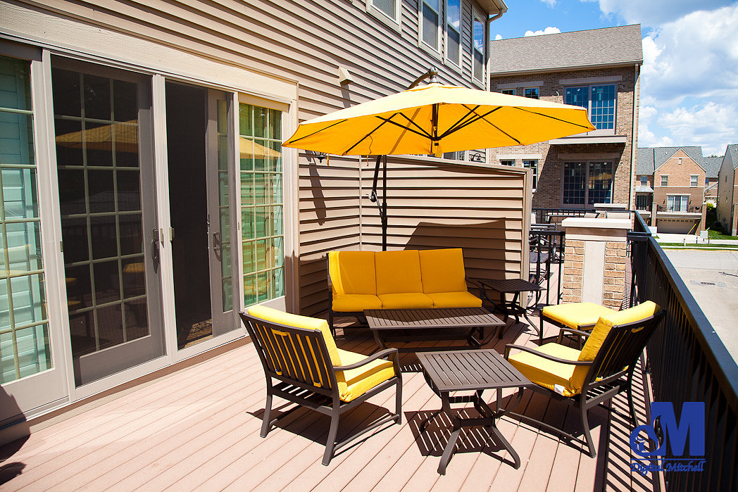 picture of the yellow balcony