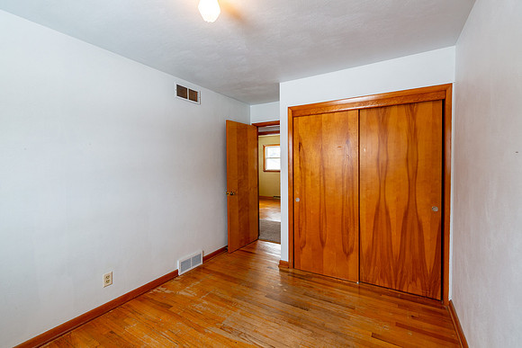 22-1916 E Hively-HDR