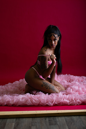 255-Nicole X-Mas n Pink Boudior