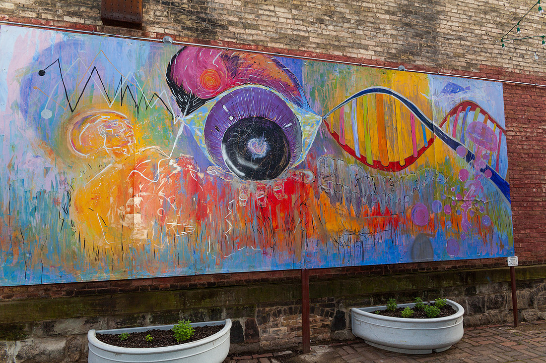 picture of eye art on brick wall