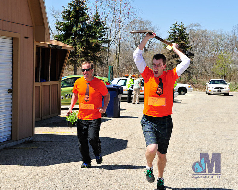 picture of man running with shoval at Elkhart Amazing Race 2014