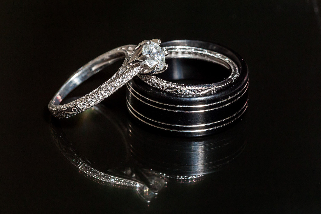 picture of the wedding rings closeup