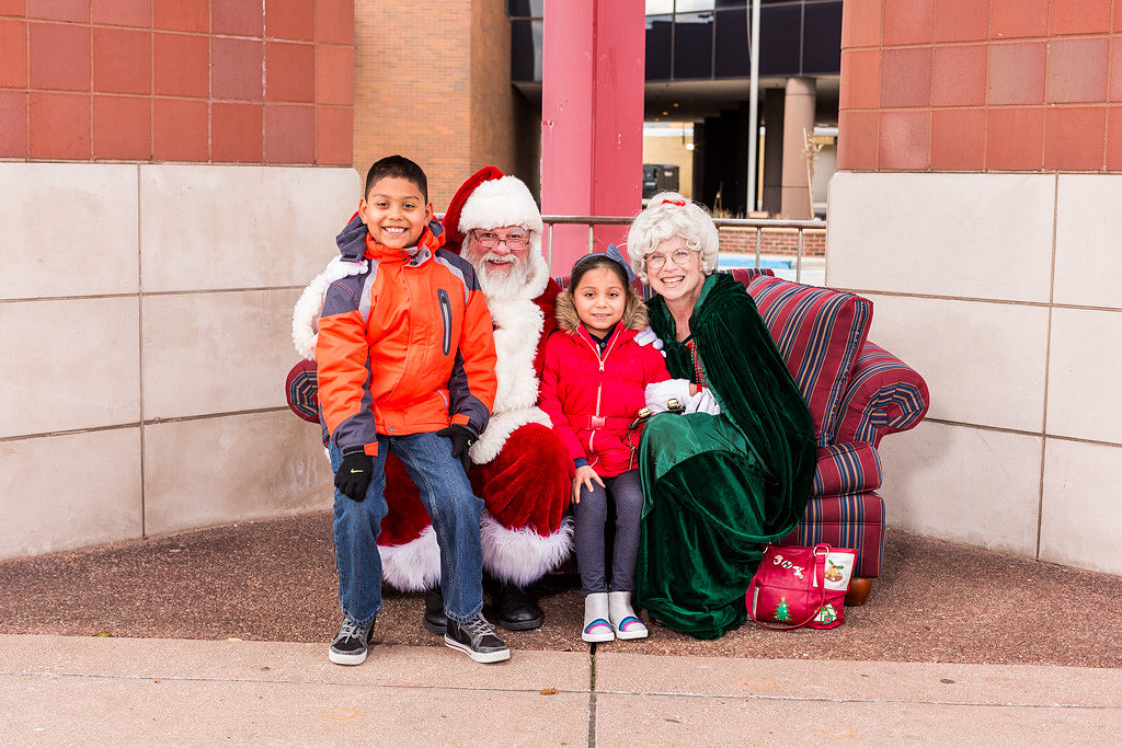 picture of smiling kids with Santa