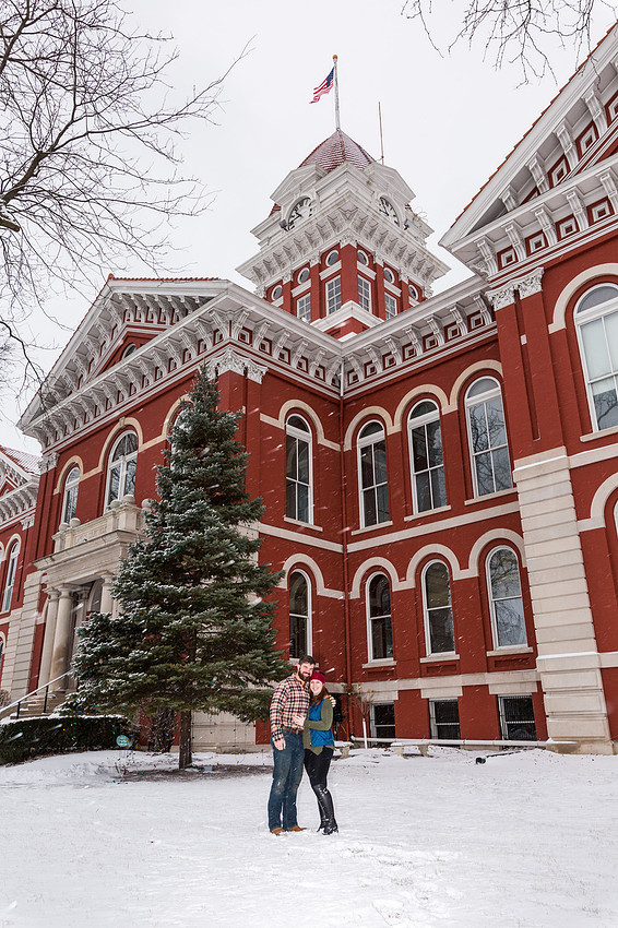engagment picture of couple in front of city hall