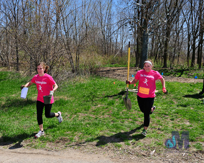 picture of girls running with shoval at Elkhart Amazing Race 2014
