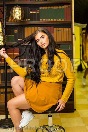 148-4 Girls on Yellow n Red