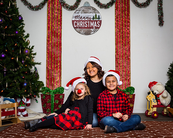 176-Katie Fechalos and kids Xmas 2020
