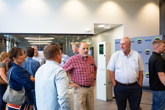 40-Arco Ribbon Cutting